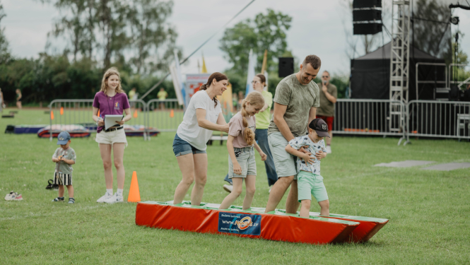 Ģimene piedalās stafetē