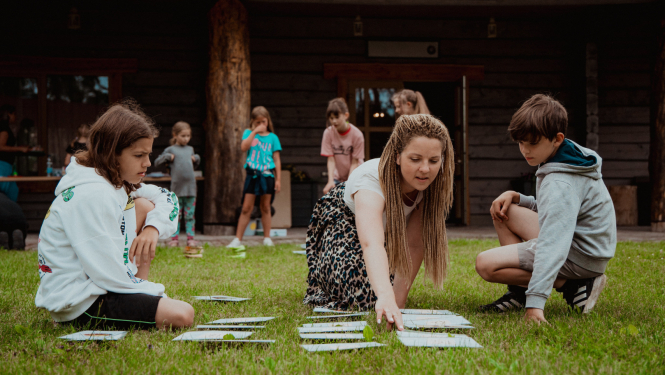 bērni ar pieaugušo piedalās aktivitātēs