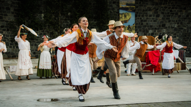 cilvēki dejo izrādes laikā