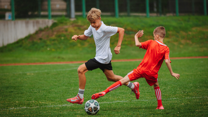 Jaunieši spēlē futbolu