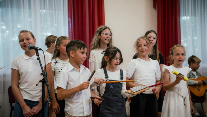 jaunie mūziķi uzstājās