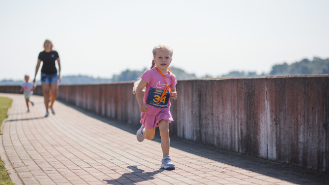 meitenīte skrien maratonā