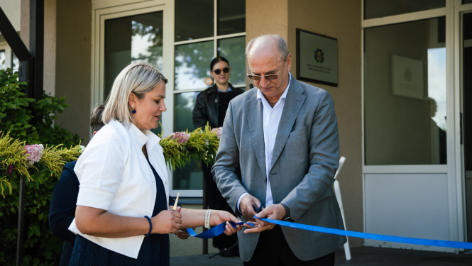 tiek griezta svinīgā atklāšanas lente