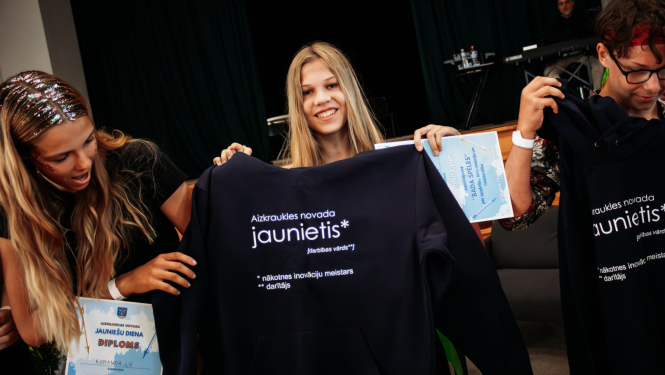 jauniete tur rokās džemperi