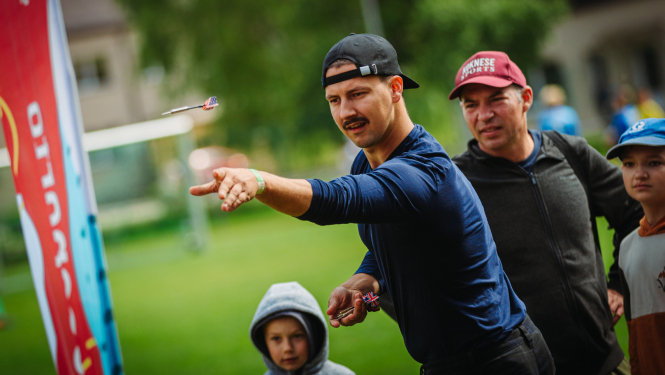 vīrietis met šautriņu