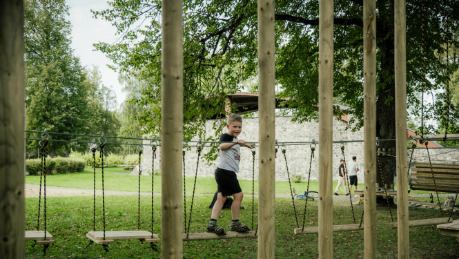 zēns dodas pa šķēršļu trasi