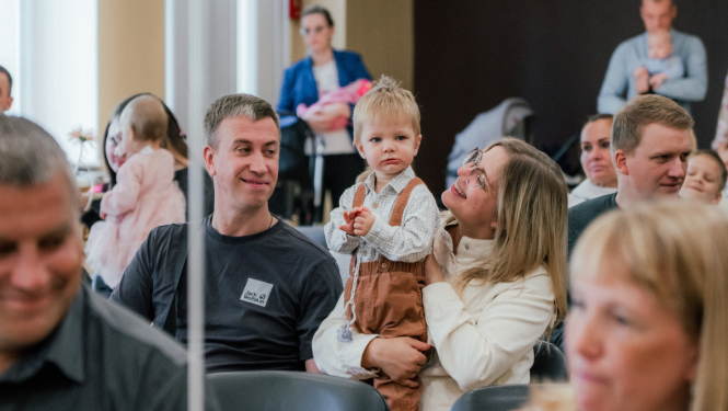 mātu tur rokās mazuli