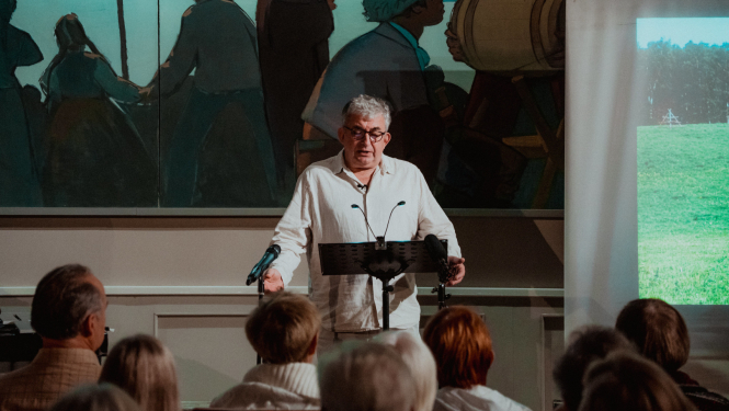 Gundars Āboliņš lasa grāmatu 