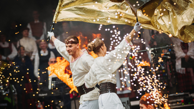 cilvēki rāda ugunsšovu