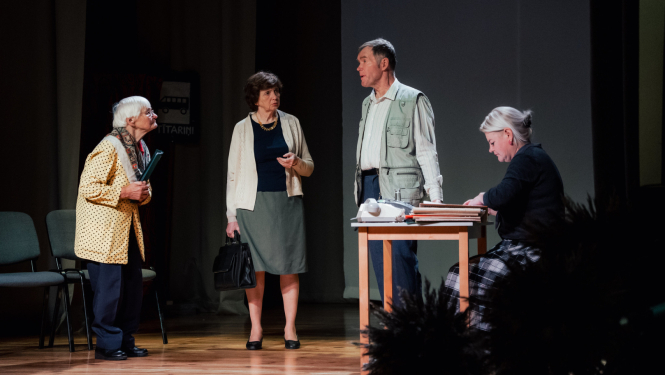 cilvēki rāda izrādi