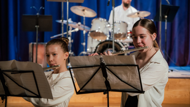 meitenes spēlē pūšaminstrumentus