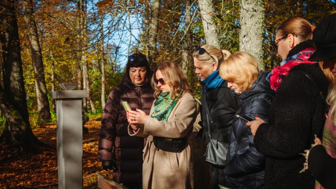 cilvēki skenē QR kodus