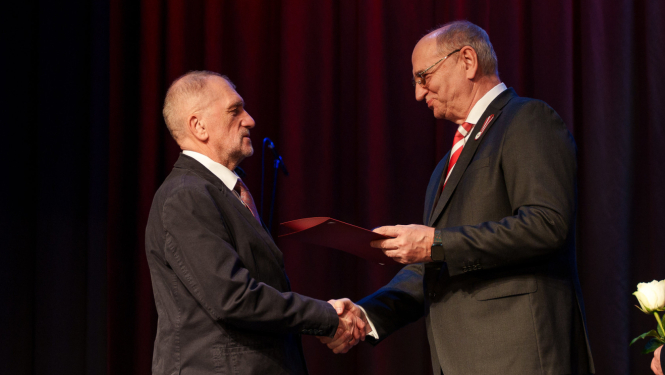 vīrieši paspiež roku