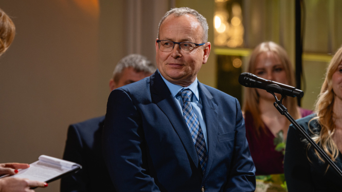 vīrietis tiek apbalvots