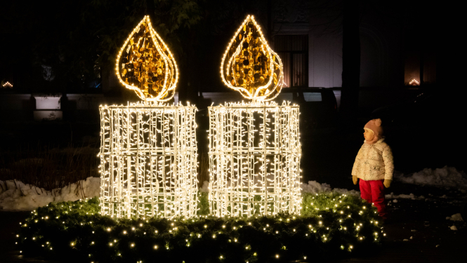 mazs bērns skatās uz gaismiņām