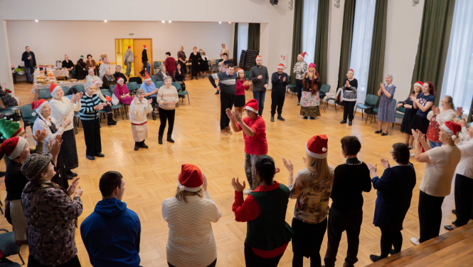 cilvēki piedalās spēlēs