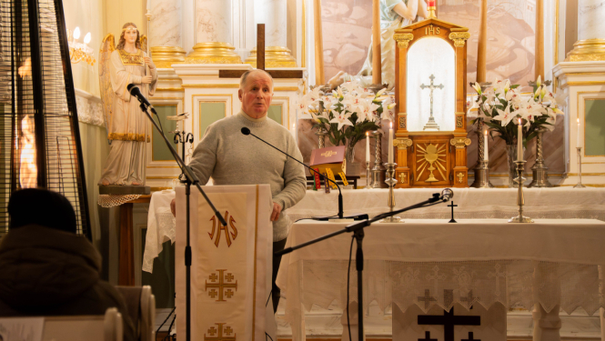 cilvēks runā pa mikrofonu