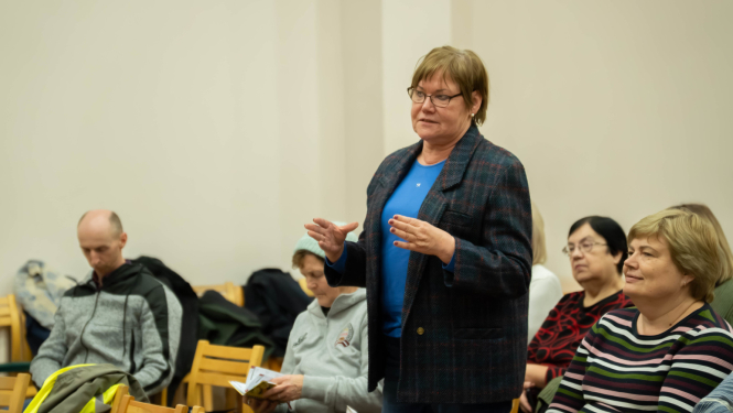 cilvēks stāv un runā