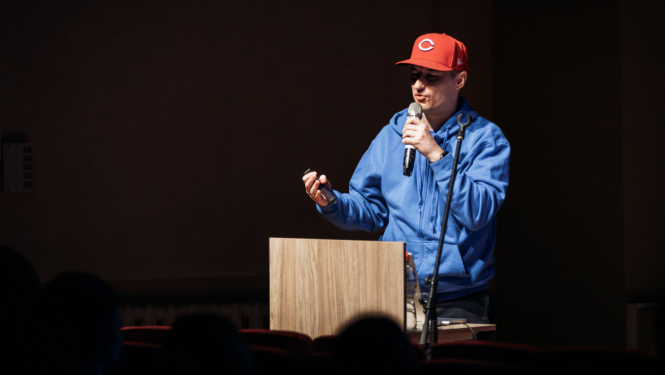 Elviss Strazdiņš uzstājas