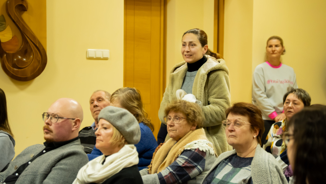 sieviete uzdod jautājumu