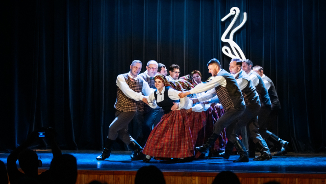 deju kolektīvs uzstājas