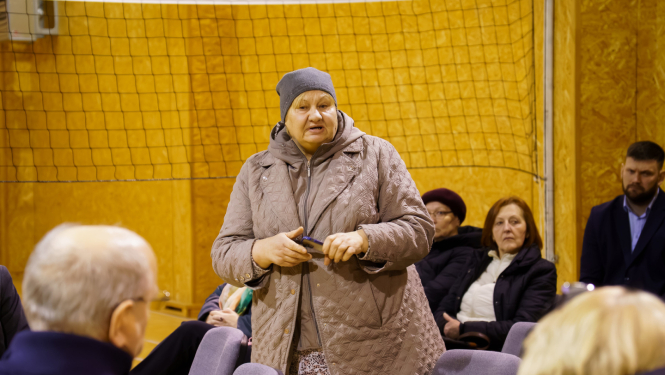 iedzīvotāja runā publikas priekšā