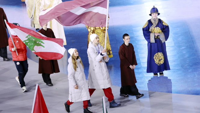 Patrīcija Eiduka valsts karogu noslēguma ceremonijā Veronā, Itālijā, nesa kopā ar sudraba medaļas šorttrekā ieguvēju Robertu Krūzbergu.