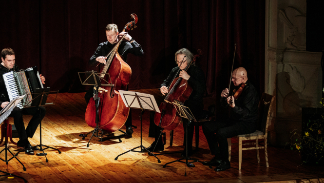 cilvēki spēlē mūzikas instrumentus