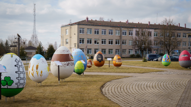 Lieldienu olu dekori pilsētas centrā