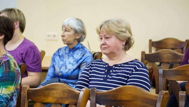 sievietes sēž uz krēsliem