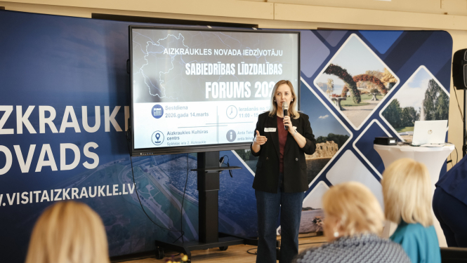 sieviete runā pa mikrofonu