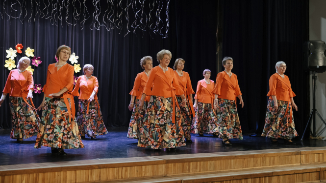 seniroes uzstājas uz skatuves