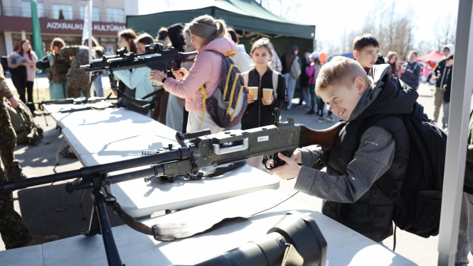 Skolēni iepazīt militāro tehniku