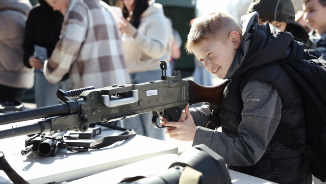 Skolēni iepazīt militāro tehniku