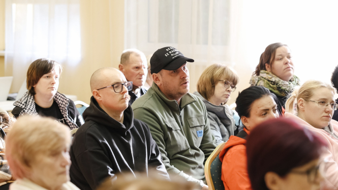 cilvēki piedalās tikšanās