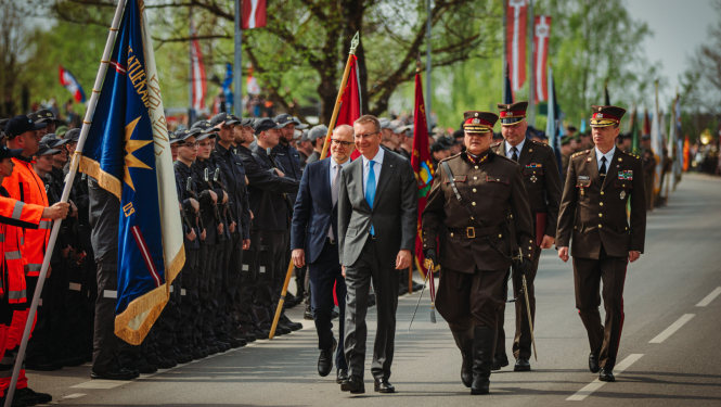 uz ielas notiek militārā parāde