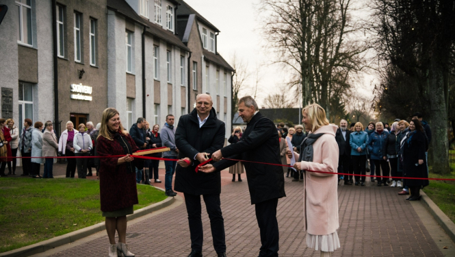 svinīga lentas griešana