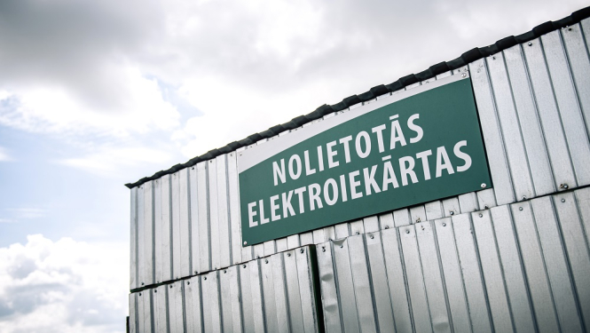 Ēka ar uzrakstu "nolietotās elektroiekārtas" 