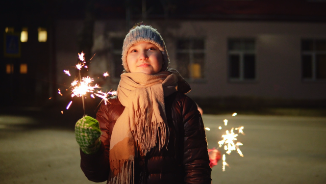 Meitene tur rokās brīnumsvecīti