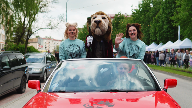 kultūras centra darbinieces ar lauvu