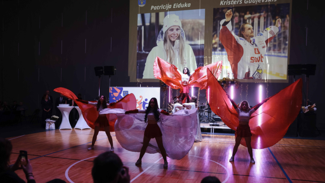 Karsējmeitenes uzstājas apbalvošanas ceremonijā