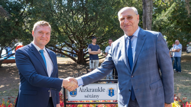 vīrieši paspiež roku