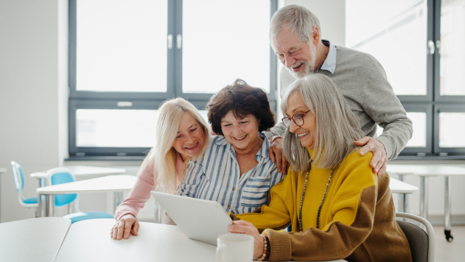 sniori skatās planšete