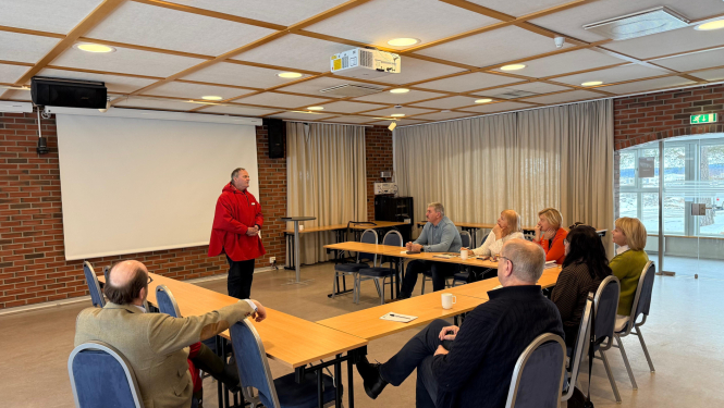 Cilvēki sēž pie galda