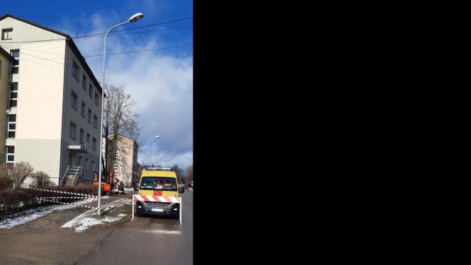 Daudzdzīvokļu namsa ar bridinājuma lentām