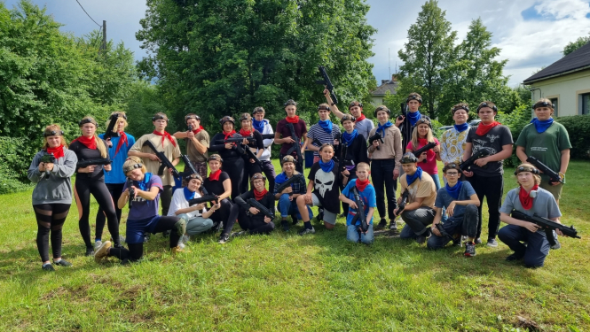 jaunieši ar ieročiem