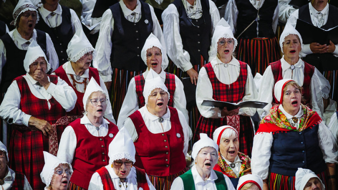 Kokneses senioru koris “Alaine” dzied koncertā Rīgas cirkā