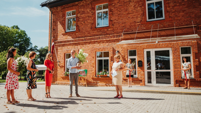 Skrīveru dienas centra vadītāju sveic socālais dienests