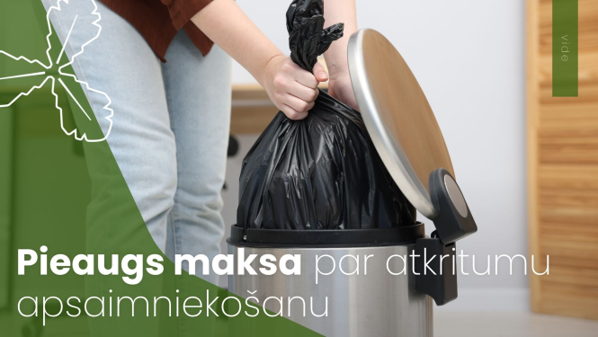 sieviete ņem ārā atkritumu maisu no konteinera