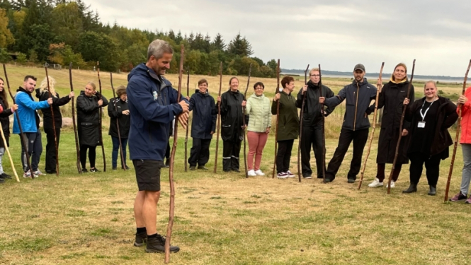 ar mietiem stāv aplī